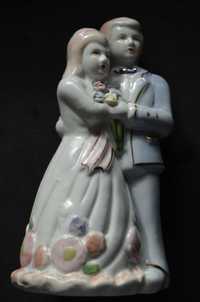 Figurka porcelanowa przedstawiająca młodą parę.