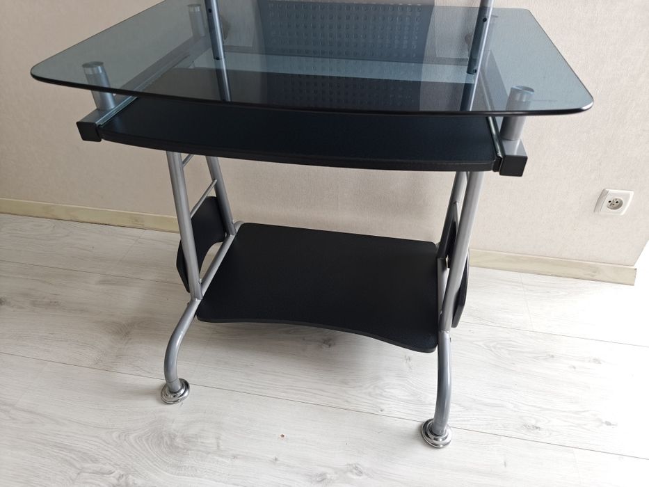 Комп'ютерний стіл металево скляний