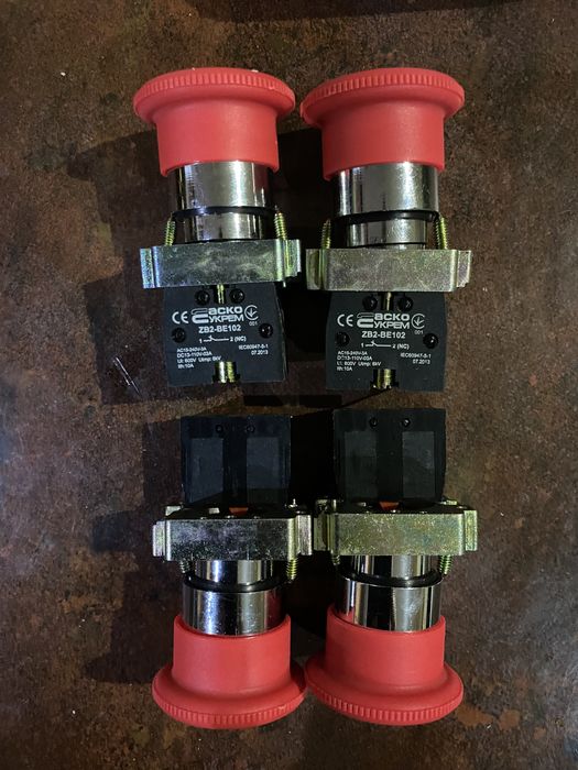 Кнопка стоп , аварийная кнопка .