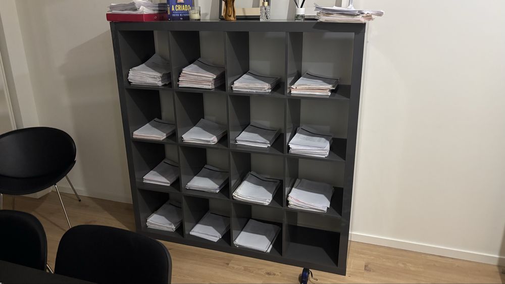 Estante cinza escuro