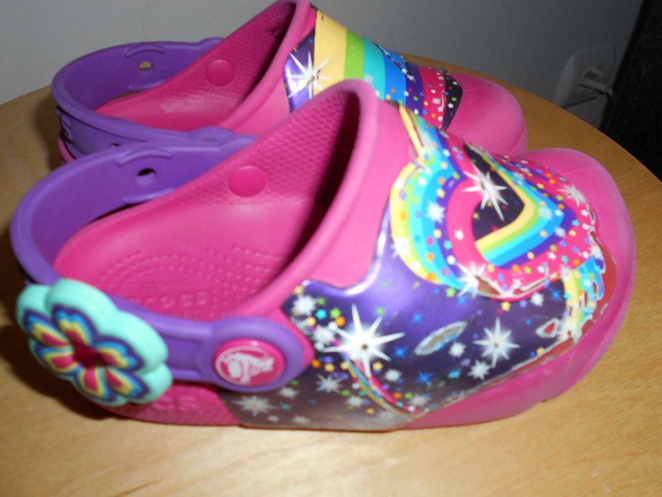 Crocs comfort que brilham ao pular 25/26