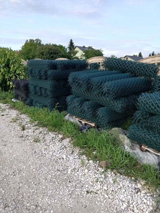 Siatka ogrodzeniowa pleciona, powlekana, leśna, słupki, podwaliny