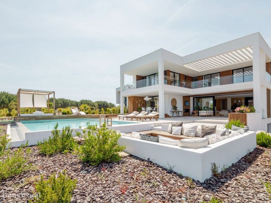 Moradia contemporânea a venda situada na Quinta do Peru Golf Club