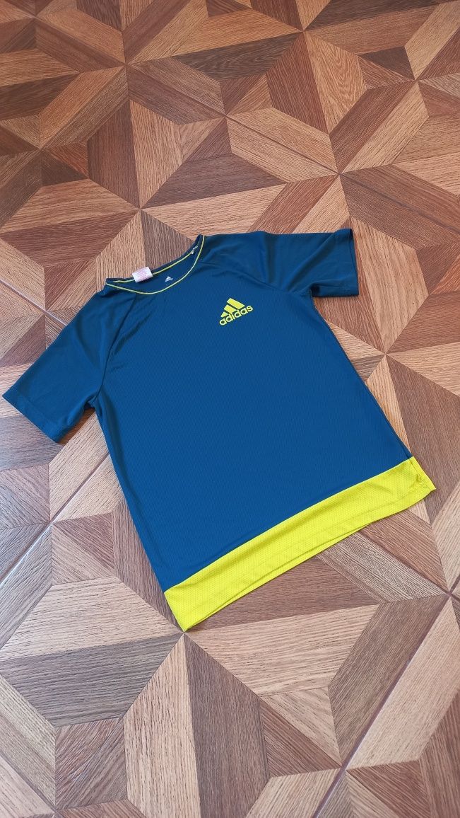 Спортивная футболка Adidas на 160-164см
