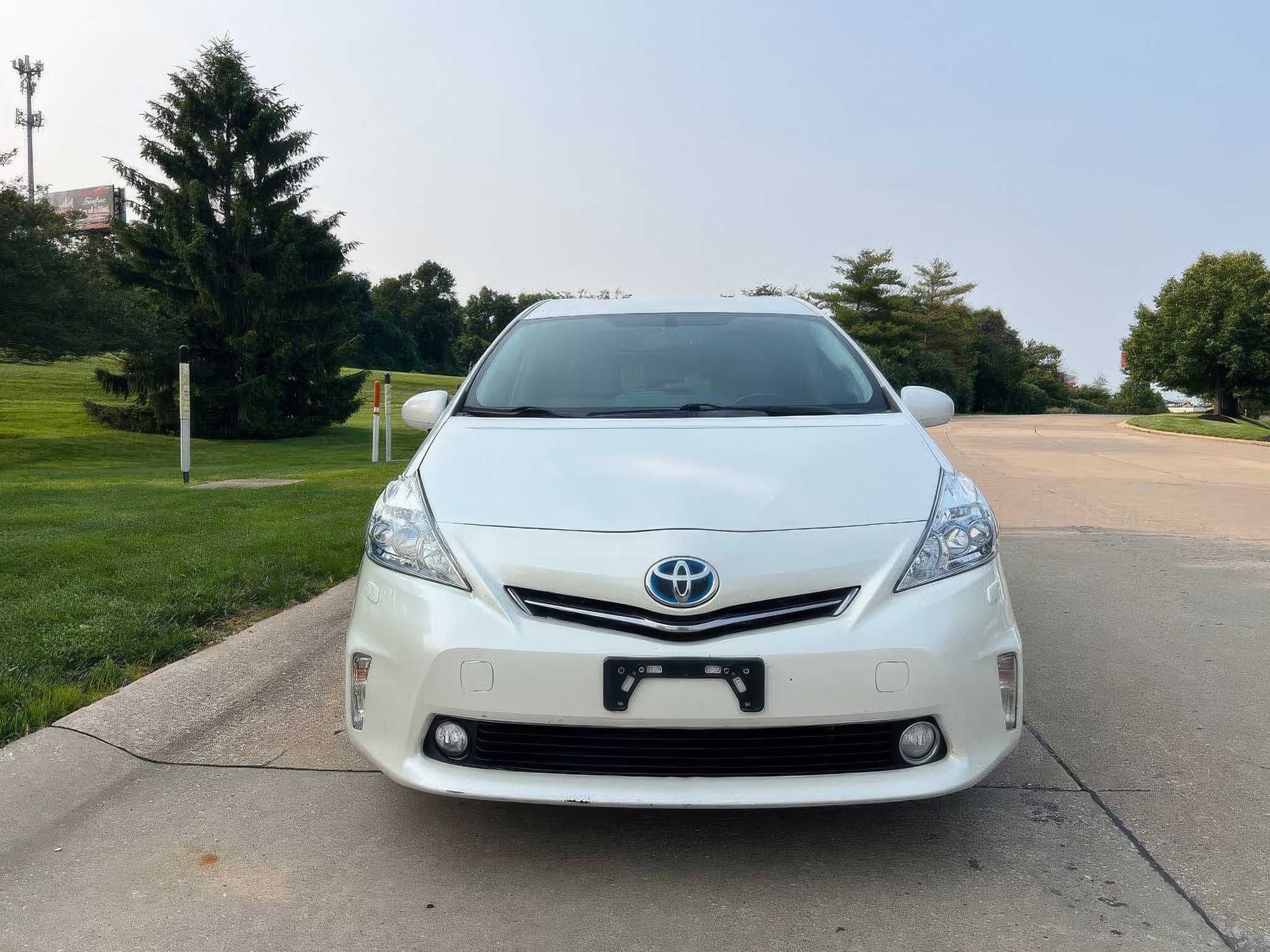2013 Toyota Prius v Five