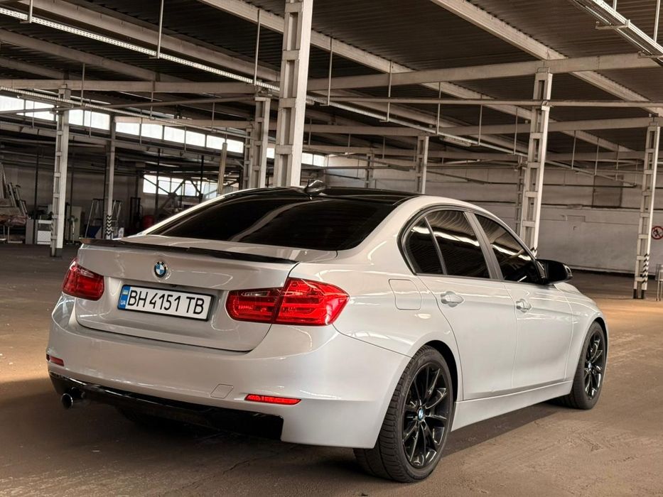 Жива BMW 320i у стильному M-пакеті. Їде, як куля, виглядає — як мрія.