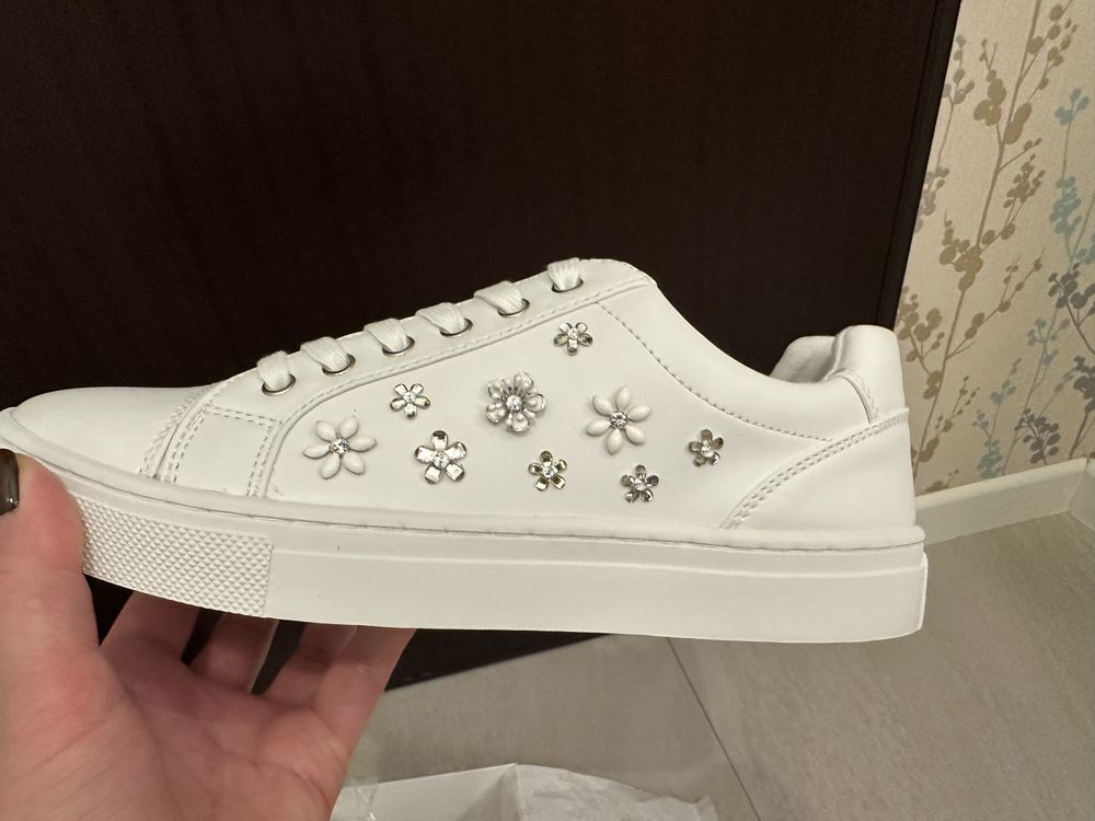Trampki marki Guess roz 41