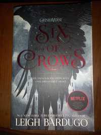 Vendo o livro "Six of Crows" da Leigh Bardugo