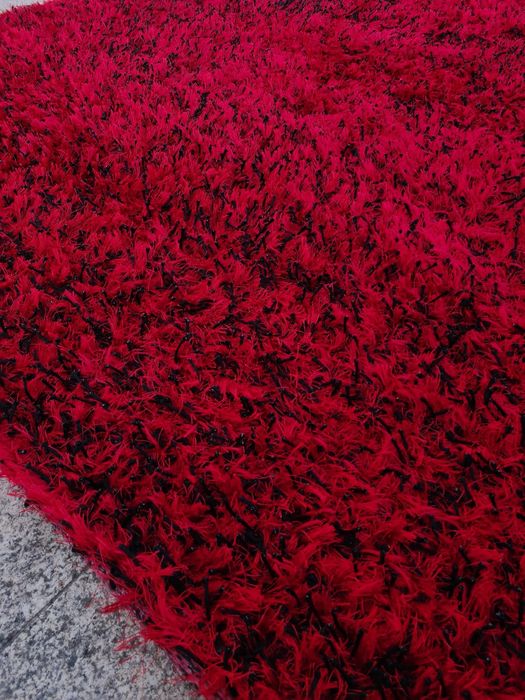 Tapete de pêlo vermelho e preto média