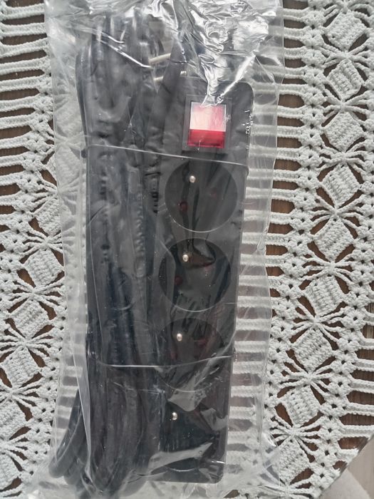 Przedłużacz zasilający z włącznikiem 4 gniazda czarny. 3000W-230-250V