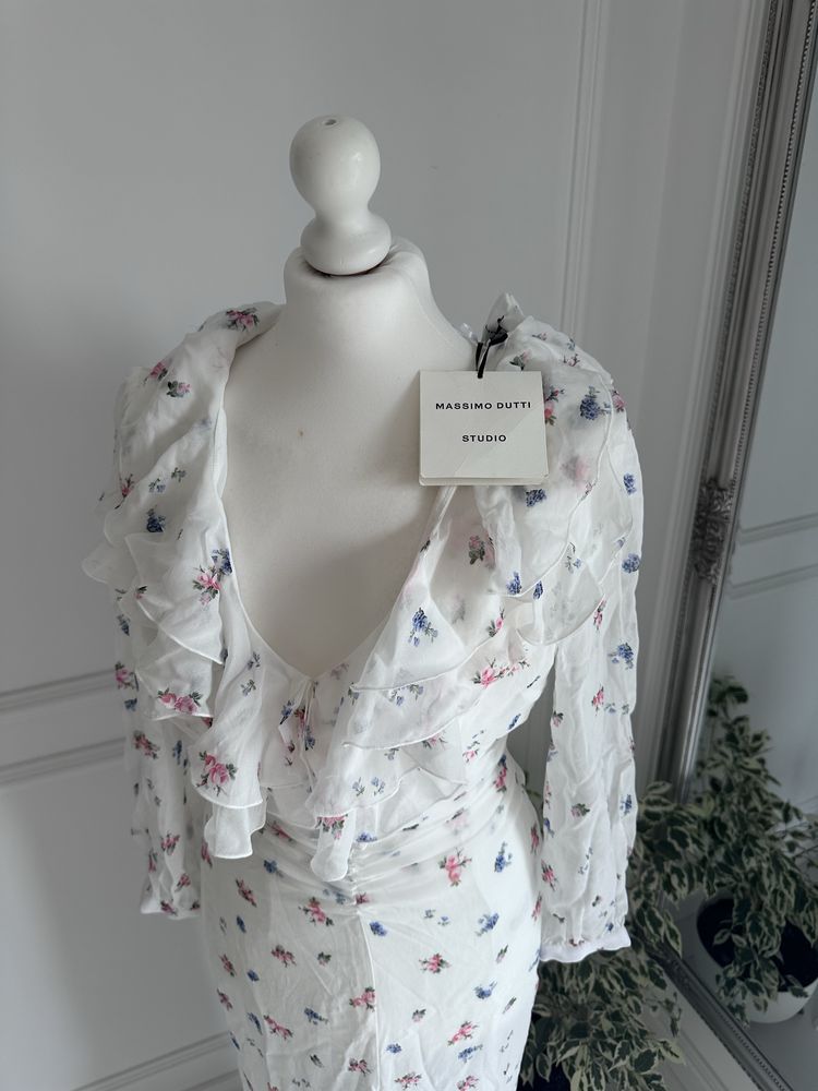 Biała sukienka rozmiar XS kwiaty Massimo dutti