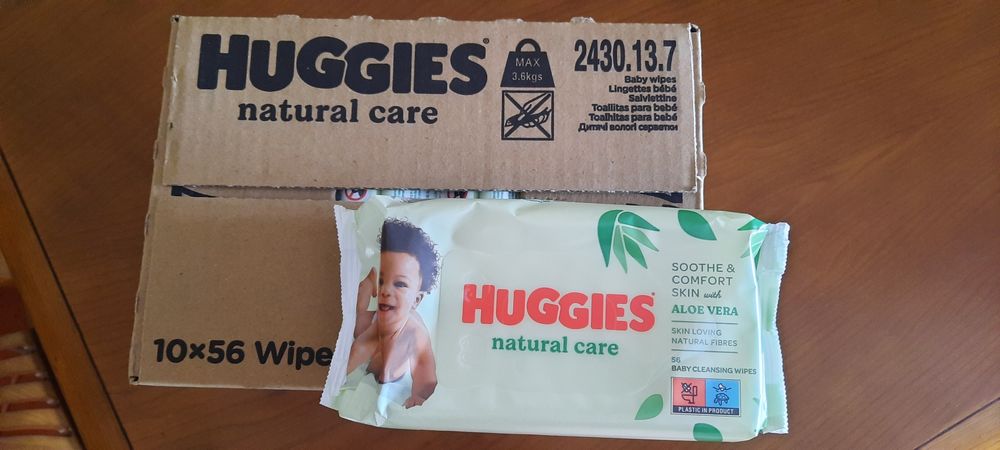 1 caixa com 10 packs de toalhitas huggies aloe vera
