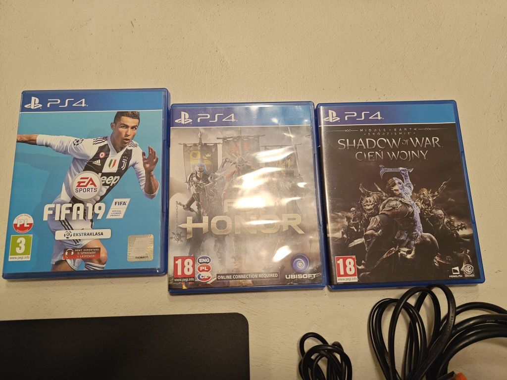 PS4 slim 500gb z padem, kablami i 3 grami