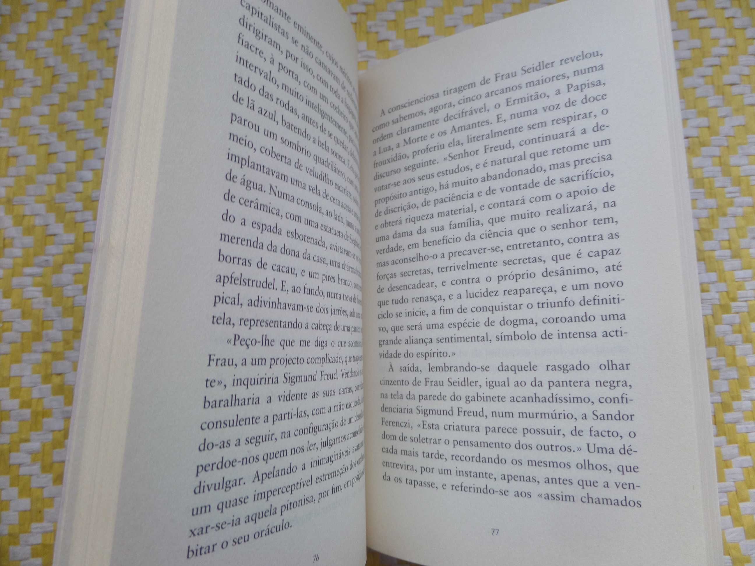 O Eixo da Bússola
de Mário Cláudio