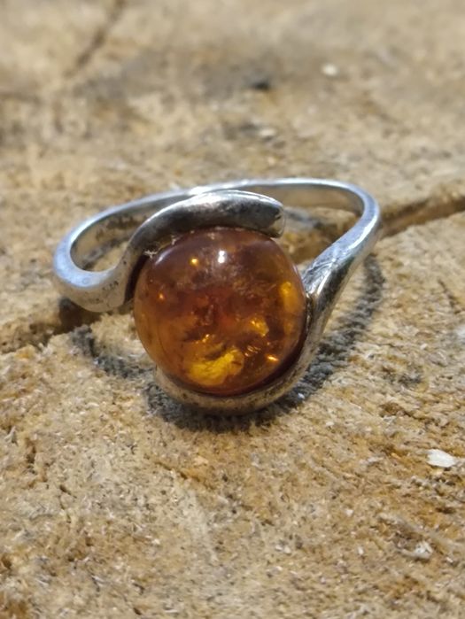 Srebrny pierscionek z bursztynem ,G5