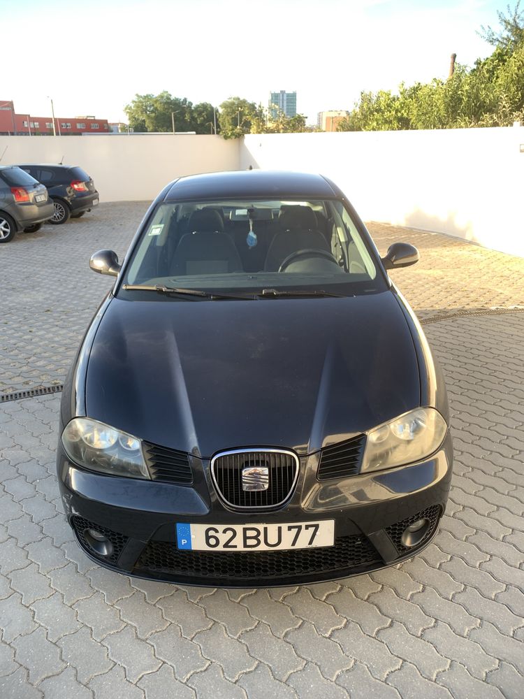 Seat Ibiza 2006 com câmera de marcha-atrás