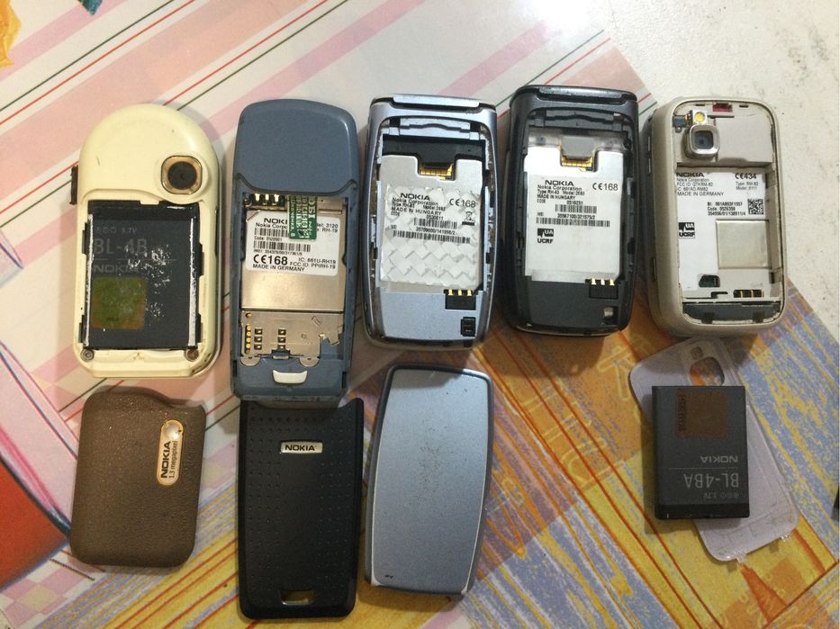 Лот кнопочные телефоны на запчасти.