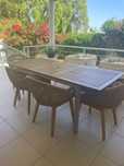 Conjunto mesa e 10 cadeiras de exterior em madeira