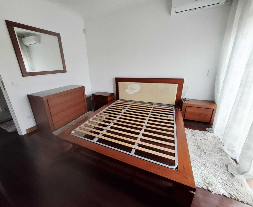 Cómoda de 4 gavetas em madeira