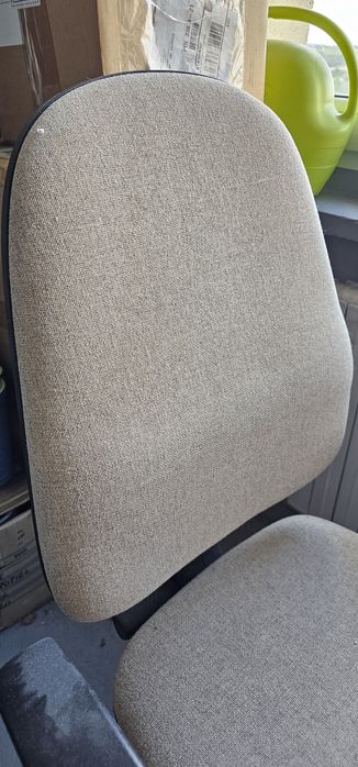 Krzesło biurowe beżowe
