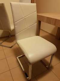 Białe krzesło na metalowej płozie