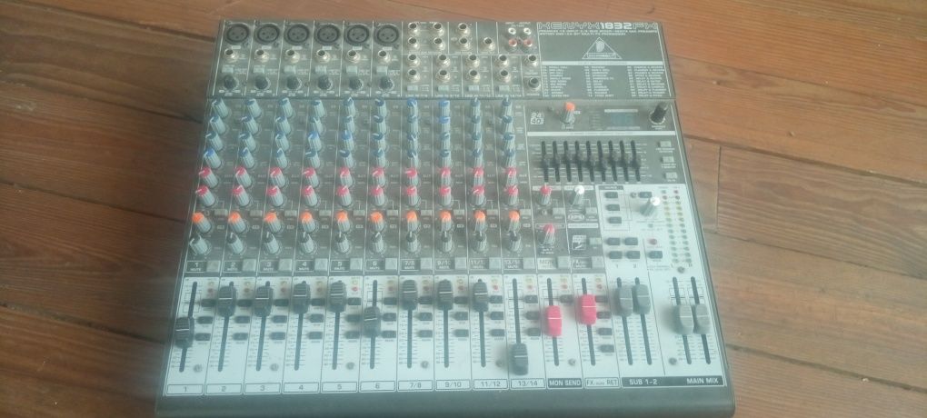 Mesa de som Behringer Xenyx 1832 FX sempre usada em sala de ensaio