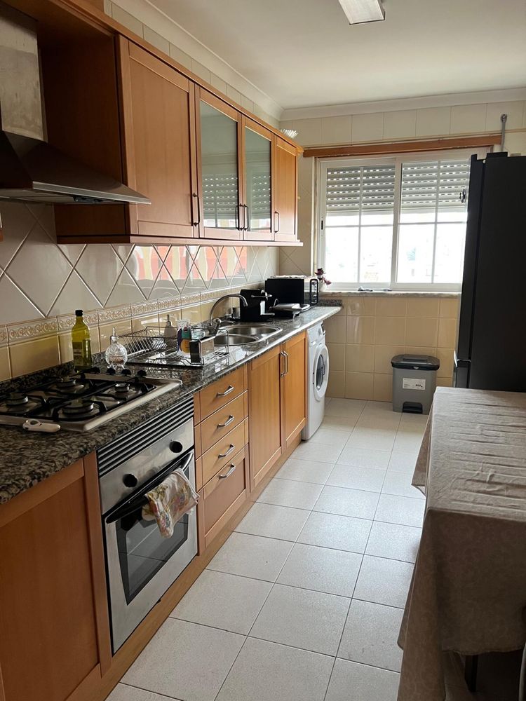 Quarto mobiliado com varanda e casa de banho privada- Rio de Mouro