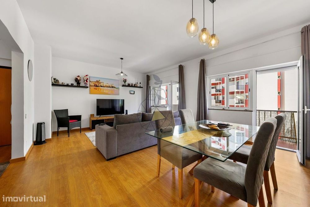 Apartamento T4  Totalmente Remodelado  e mobilado à venda na avenida 2