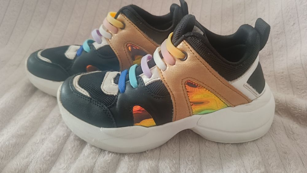 114. Lekkie adidasy dla dziewczynki