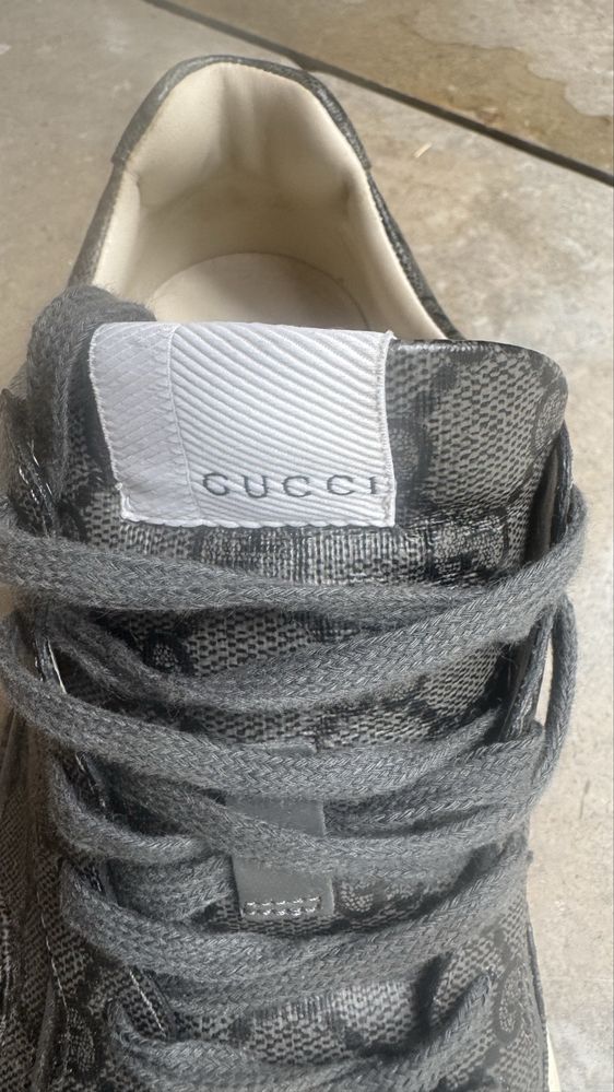 Sapatilhas Gucci Rhyton Sneaker em GG Supreme preto/cinza