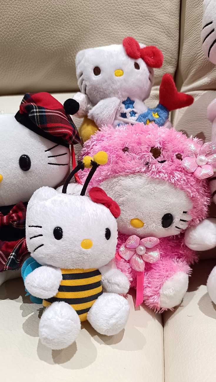 Coleção Exclusiva de 12 Peluches Hello Kitty p/Fãs e Colecionadores