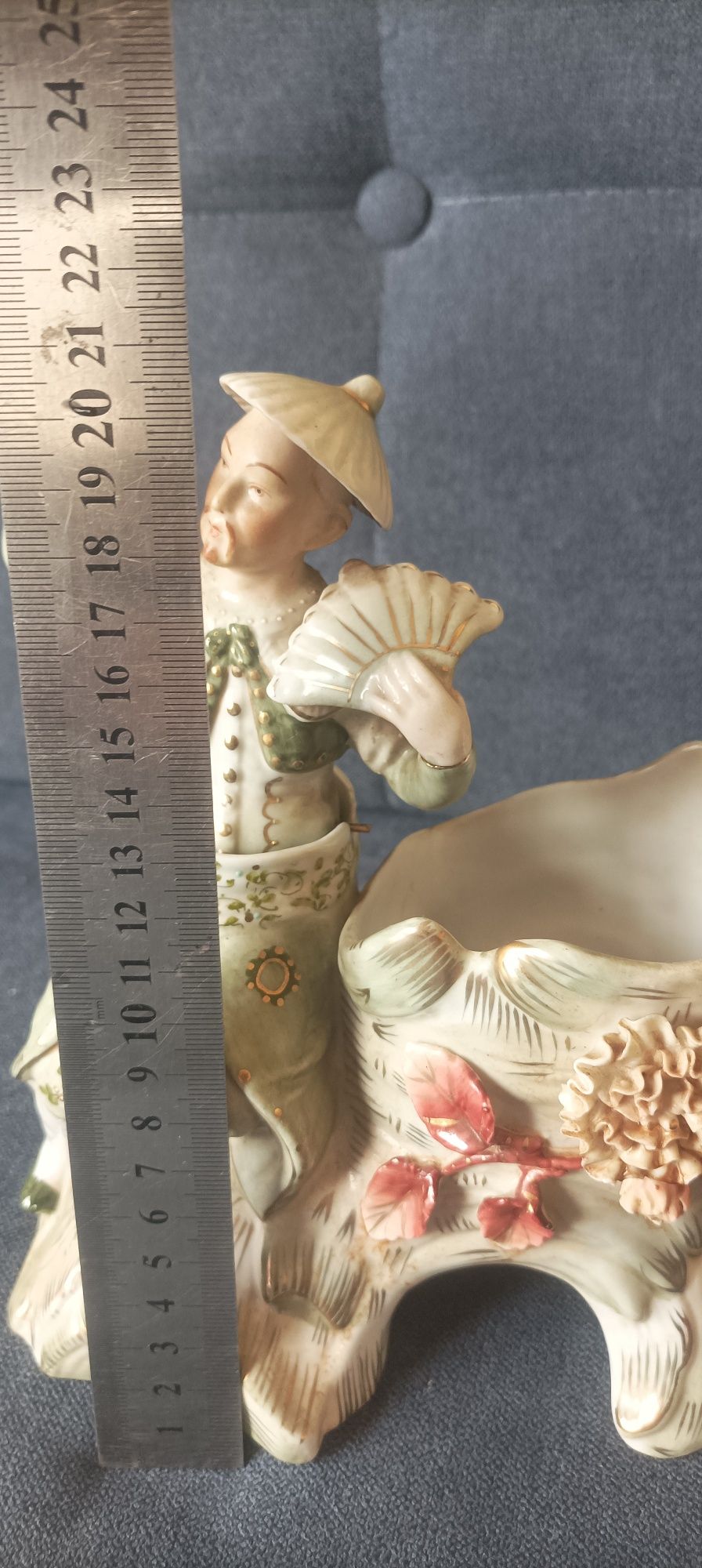 Ciekawa figura porcelanowa