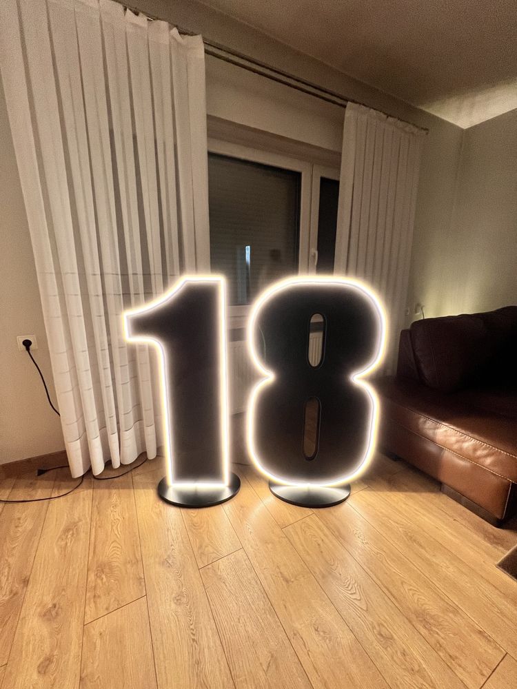 Cyfra 18 czarna neon