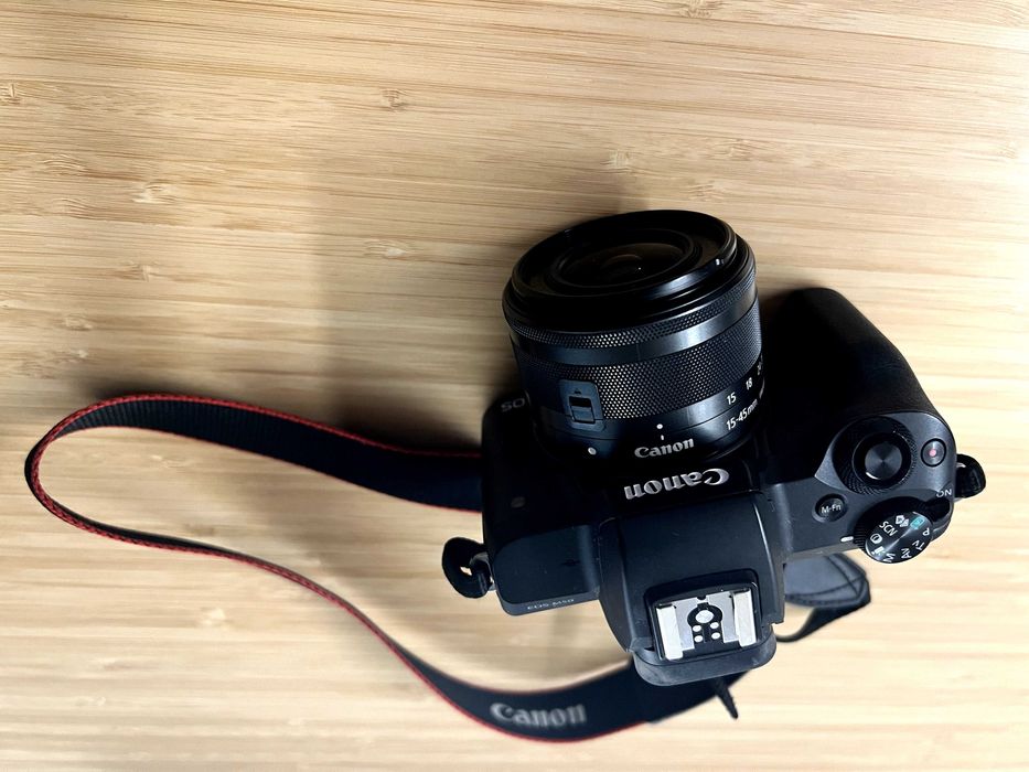 Canon EOS M50 com objetiva 15-45mm, cartão memória e bolsa