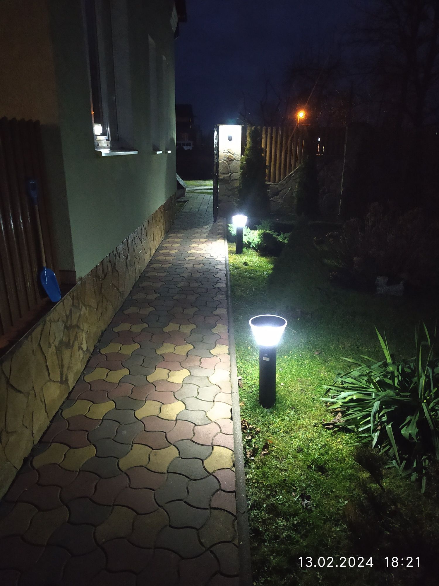 Вуличні садові ліхтарі, світильники на сонячних батареях