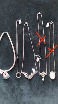 Vários colares e pulseiras em prata