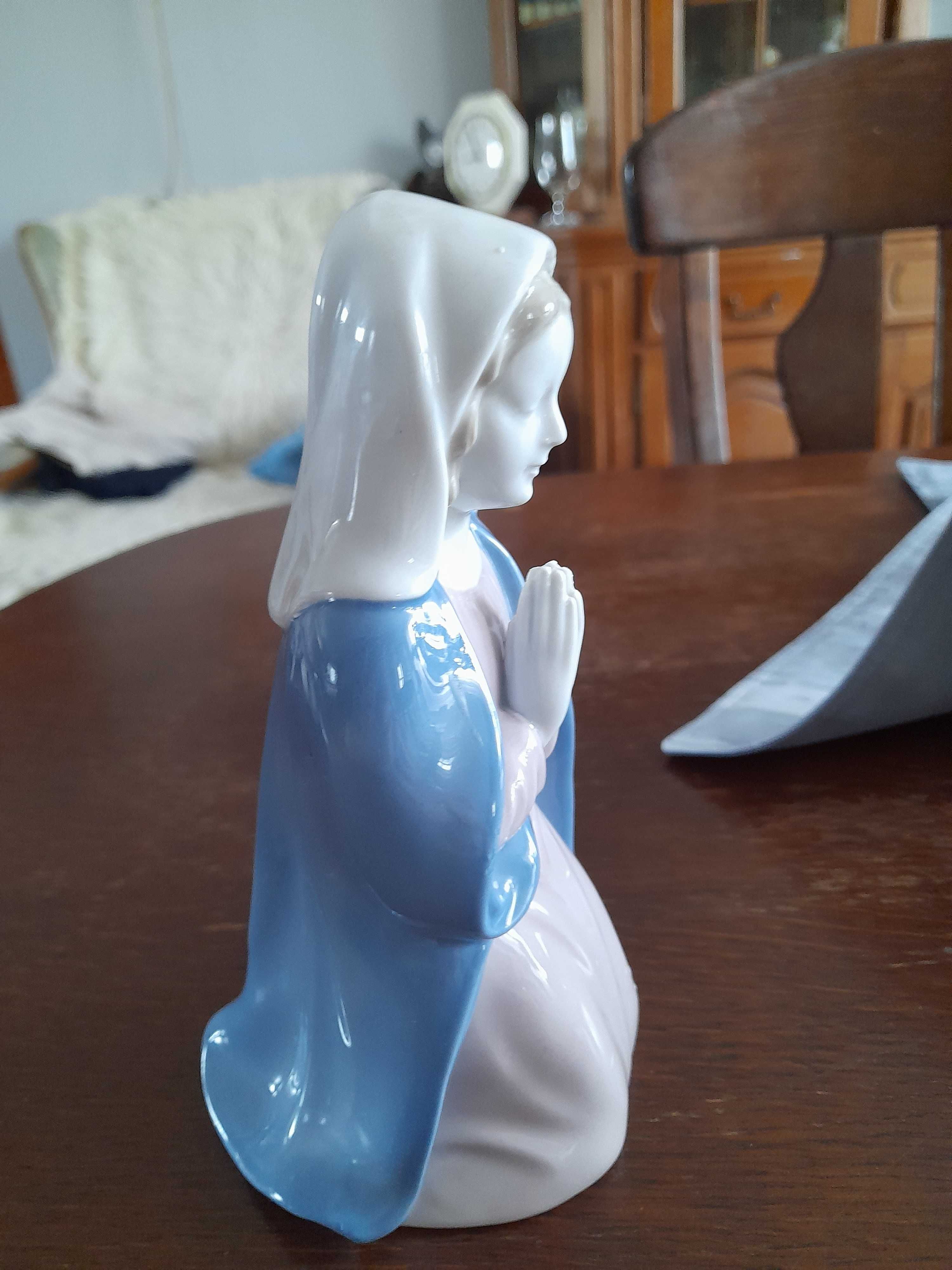 Porcelanowa figurka madonny modlącej się