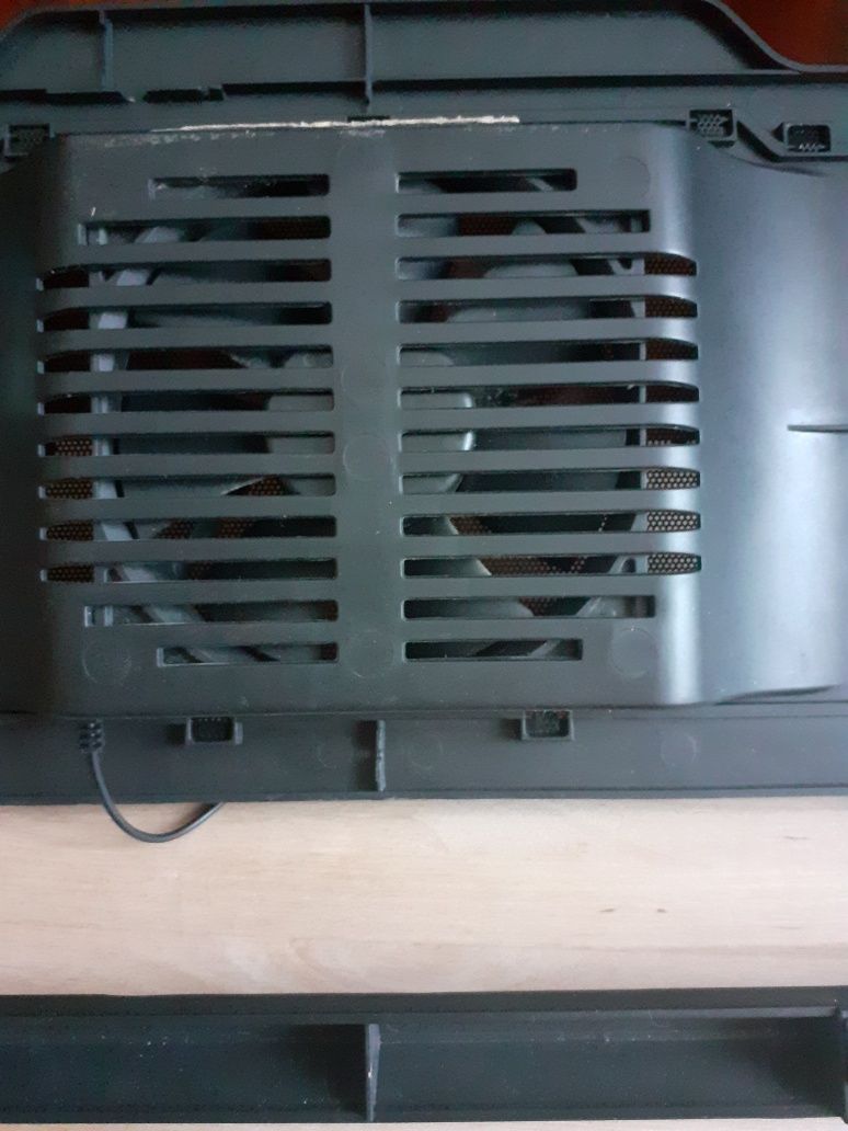 Подставка-вентилятор для ноутбука.