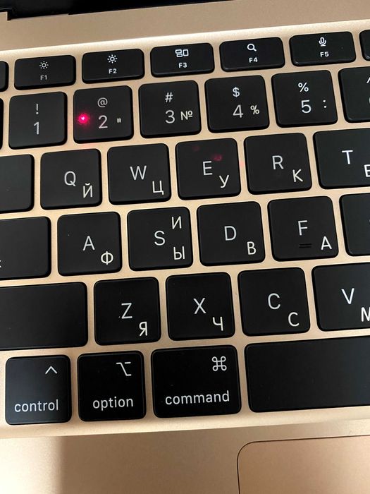 Лазерне Гравірування клавіатури Apple Macbook Air та Macbook Pro