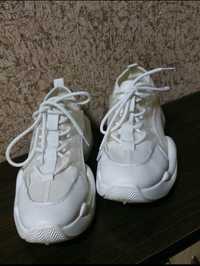 Белые кроссовки стильные