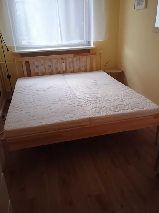 łóżko sosnowe 160 cm szerokości,wraz z materacami