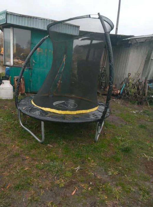 Trampolina Kanaga ogrodowa z siatką zabezpieczającą drabinką drążkami