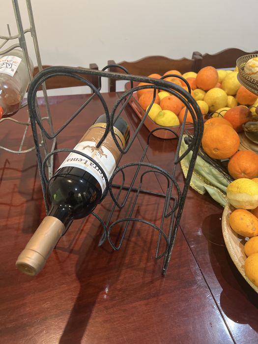 2 garrafeiras , 1 artigo pendurar panos