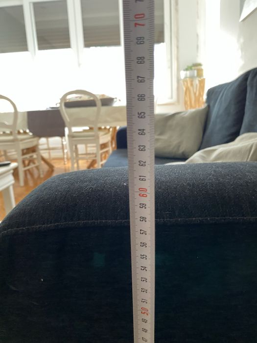 Sofá preto confortável