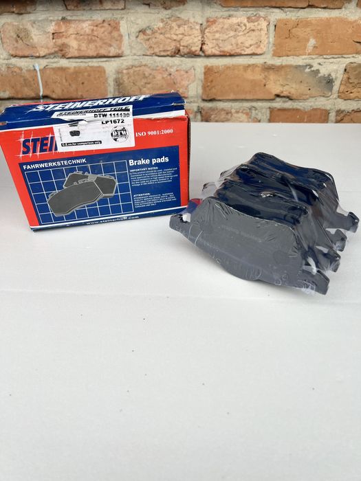 Передні гальмівні колодки AUDI A4/A6, VW Passat з датчиком,