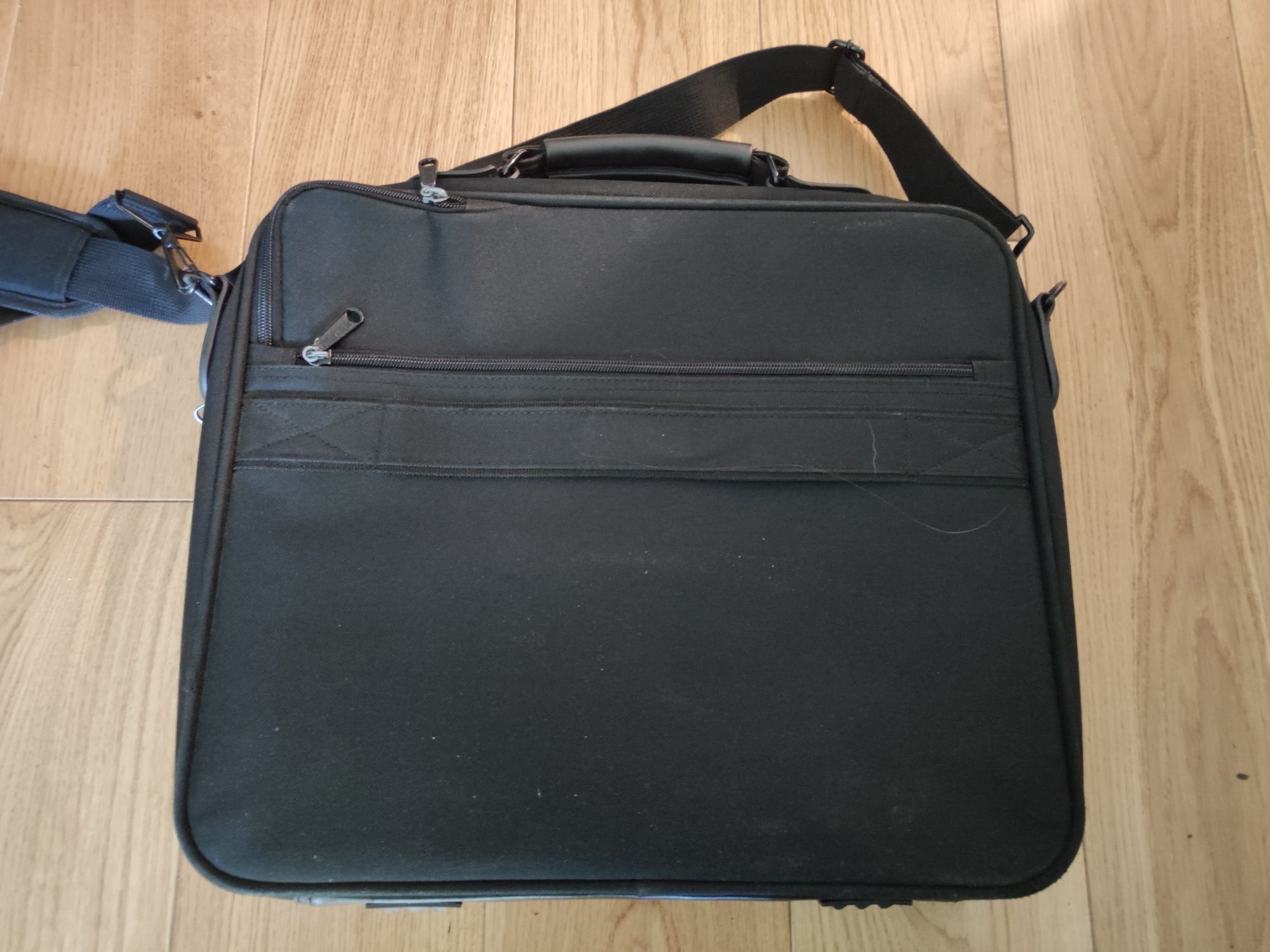 Torba na laptopa z paskiem, usztywniana