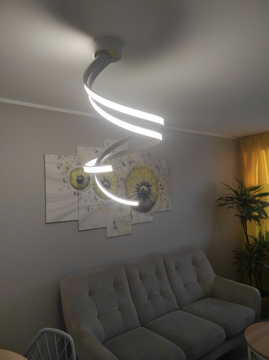 Lampa LED spirala z pilotem stan idealny