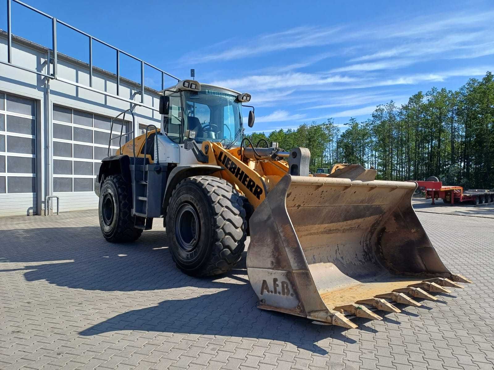 Ładowarka kołowa LIEBHERR L 566 - wypożyczalnia ładowarki transport