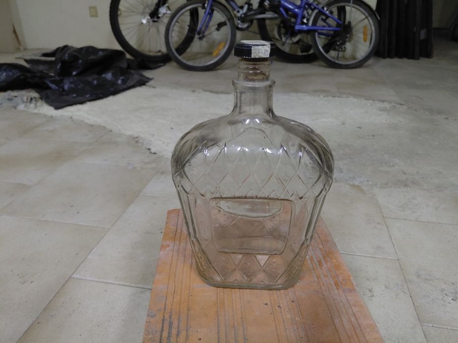 Garrafa antiga de vidro em bom estado