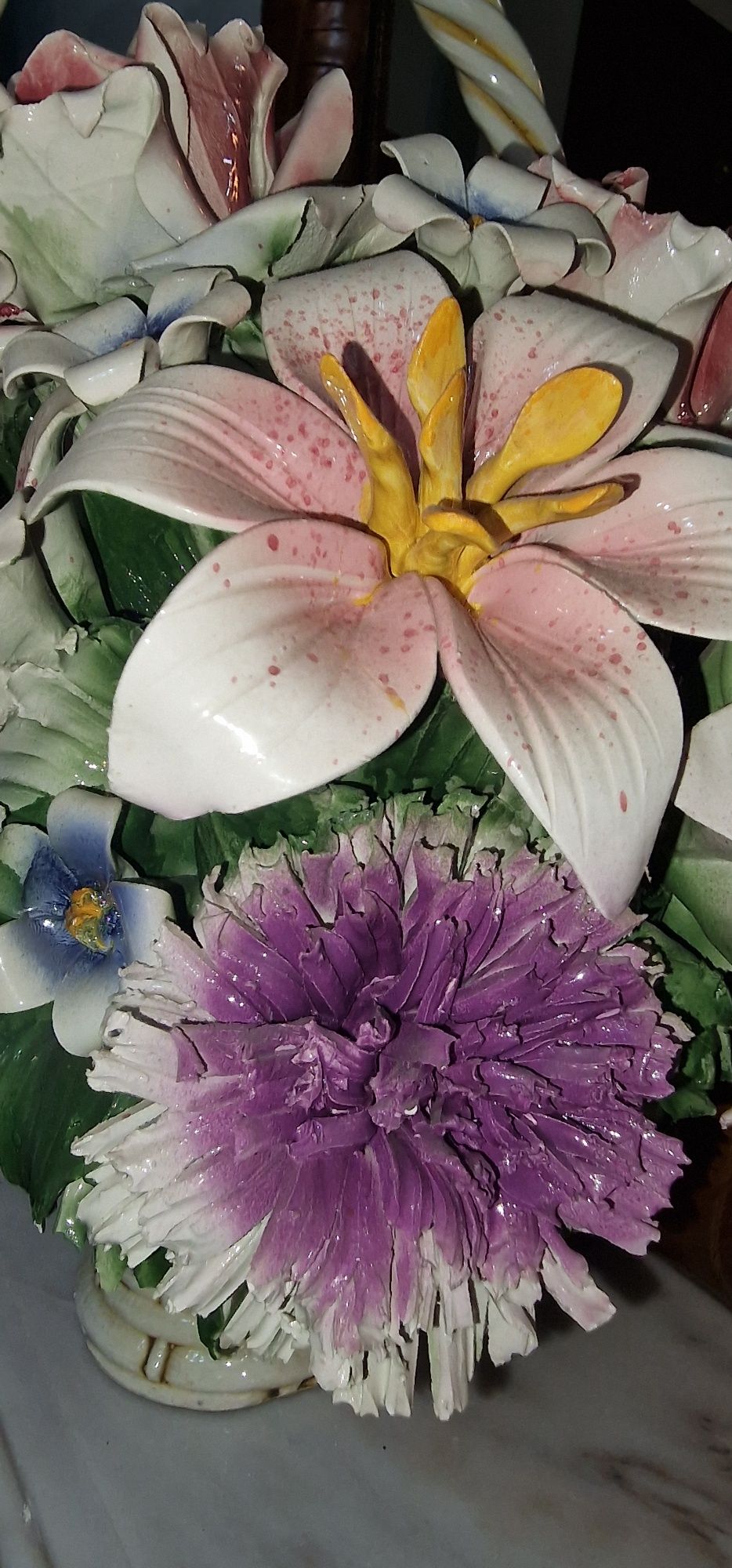 Arranjo de flores em loiça